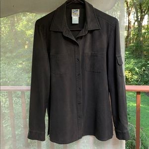 NWOT TravelSmith Women/'s Dark Gray Pocket Button Front Travel Blouse sz M L